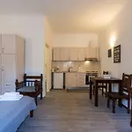 إلينيز فيليدج سويتس *